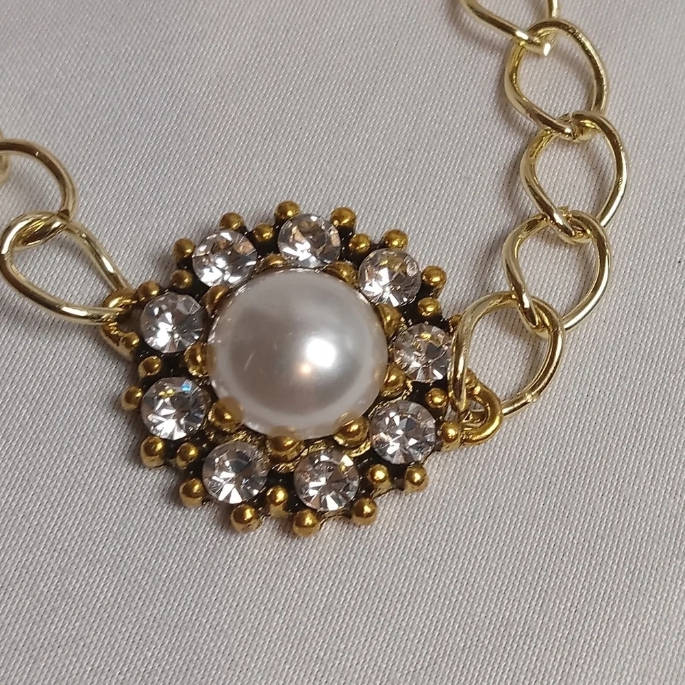 Hand Crafted Gold and Pearl Bracelet with Intricate Detailing - Picture 2 of 5